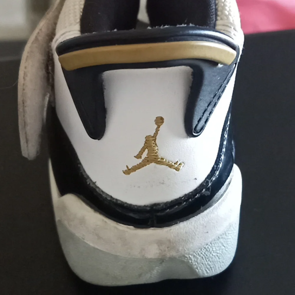 Black and white Air Jordan size 9C